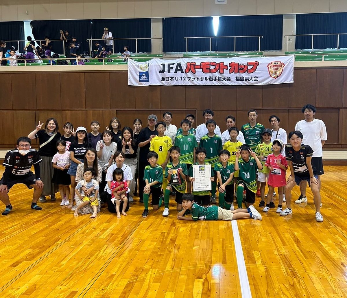 バーモントカップ福島県大会で優勝したチームと家族