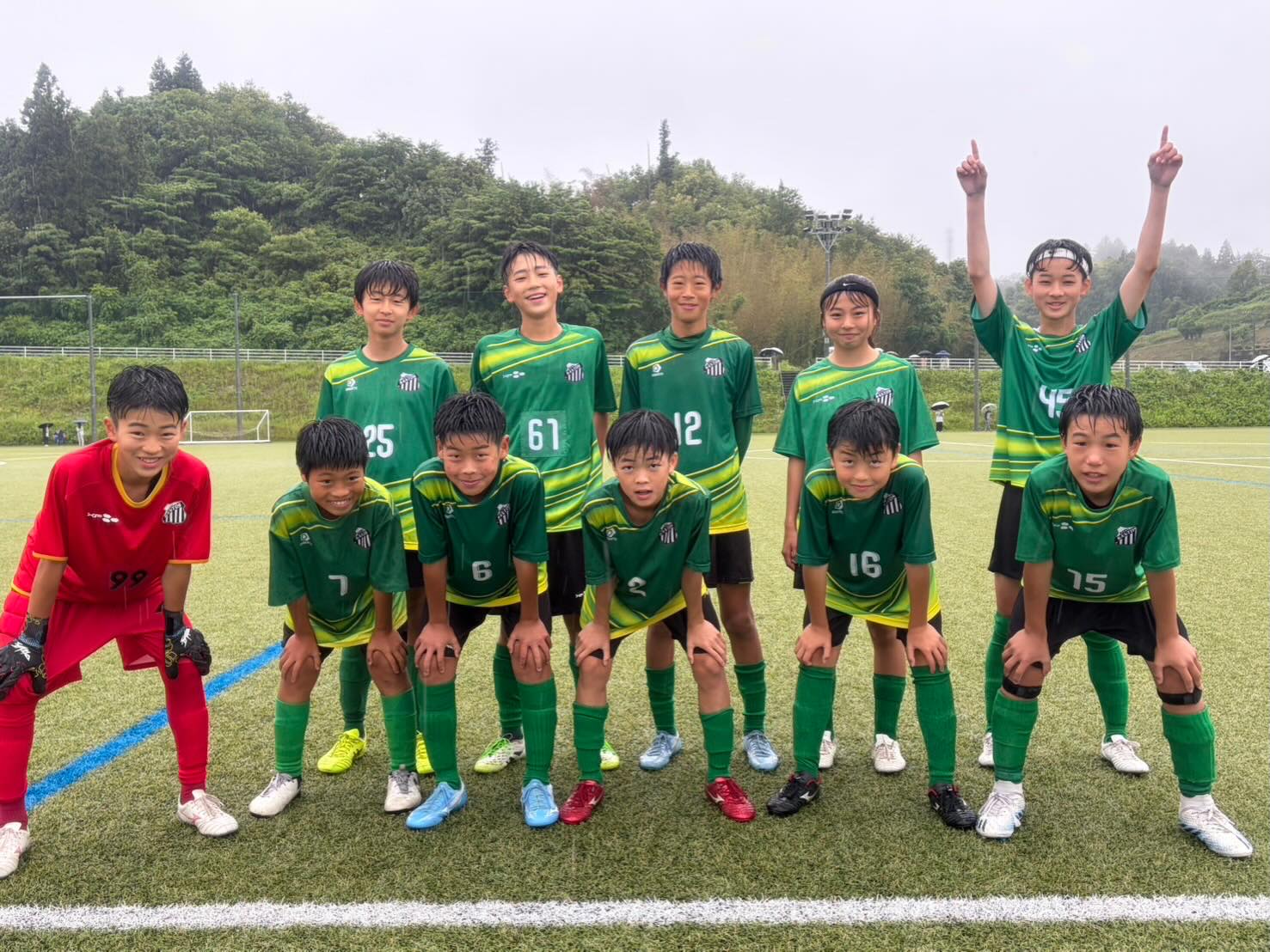 雨の公式戦を戦い抜いた小学生の選手たち